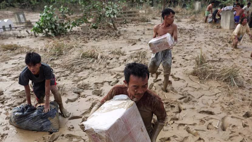 Tragedi Banjir di Sumatra: Korban Tembus 900 Orang, Warga Aceh Tamiang Harus Menyebrangi Kayu Demi Bantuan