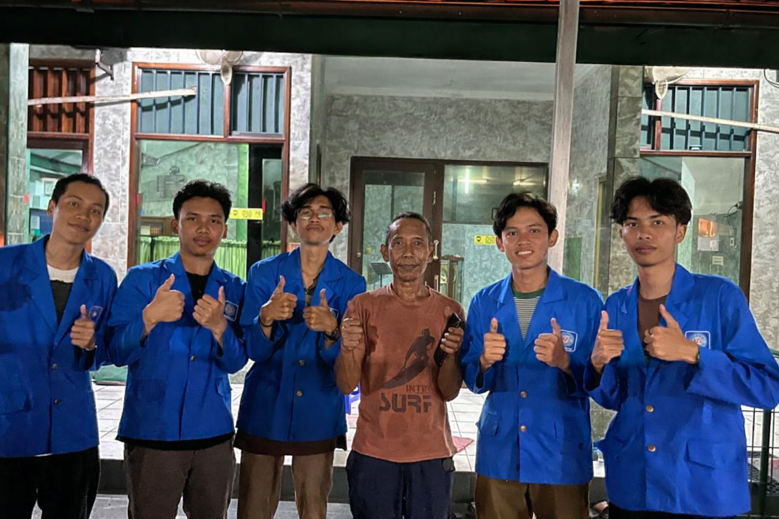 Kegiatan Gotong Royong Membersihkan Musholla Al-Amien Wujud Kepedulian dan Kebersamaan Dalam Merawat Tempat Ibadah