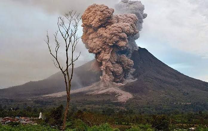 Erupsi Dahsyat Gunung Dukono Renggut Nyawa Dua Pendaki Asing, Satu Korban Masih Belum Ditemukan