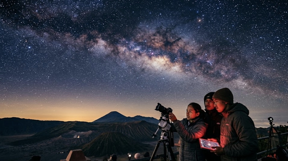 Sinfoni Langit Malam Pertengahan Mei 2026 Fenomena Puncak Kemunculan Jalur Galaksi Bimasakti Menjadi Magnet Edukasi Astrofotografi dan Wisata Astronomi Nasional