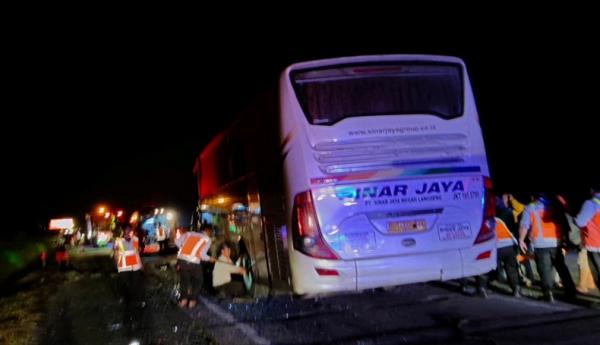 Petaka Fajar di Jalur Bebas Hambatan Kronologi Tabrakan Maut Bus Sinar Jaya dan Truk di Tol Cipali KM 174