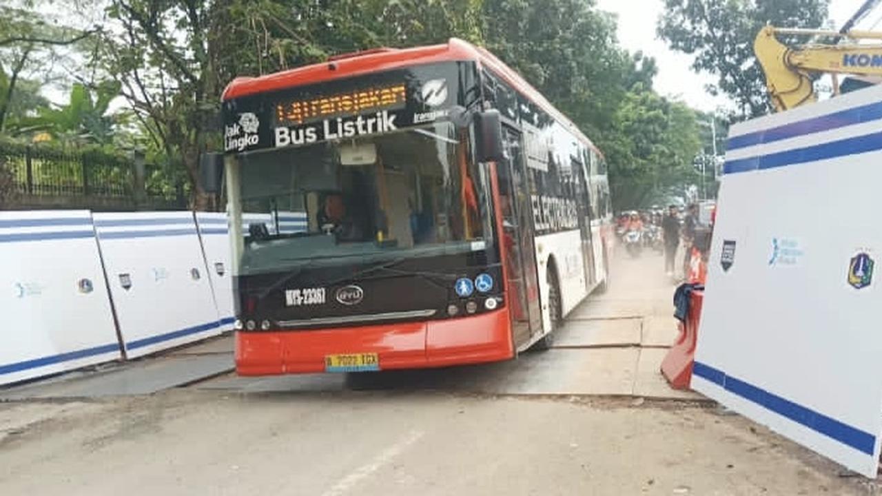 Jalan Ambles di Lenteng Agung Bikin Rute Transjakarta Dipangkas, Penumpang Diminta Cari Alternatif