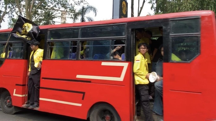 Gelombang Jaket Kuning Bergerak Mahasiswa UI Kompak Naik Angkot dan Bus Berangkat Demo ke Bundaran HI Jakarta Hari Ini