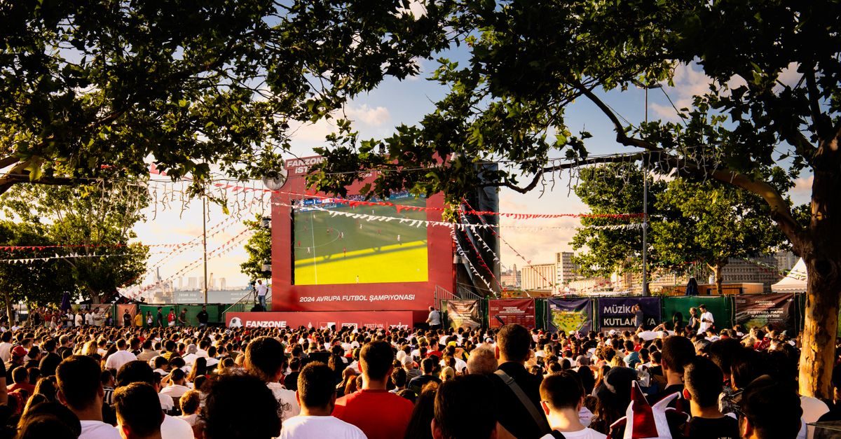 Menpora Dorong Nobar Piala Dunia 2026 di Daerah untuk Dongkrak Ekonomi