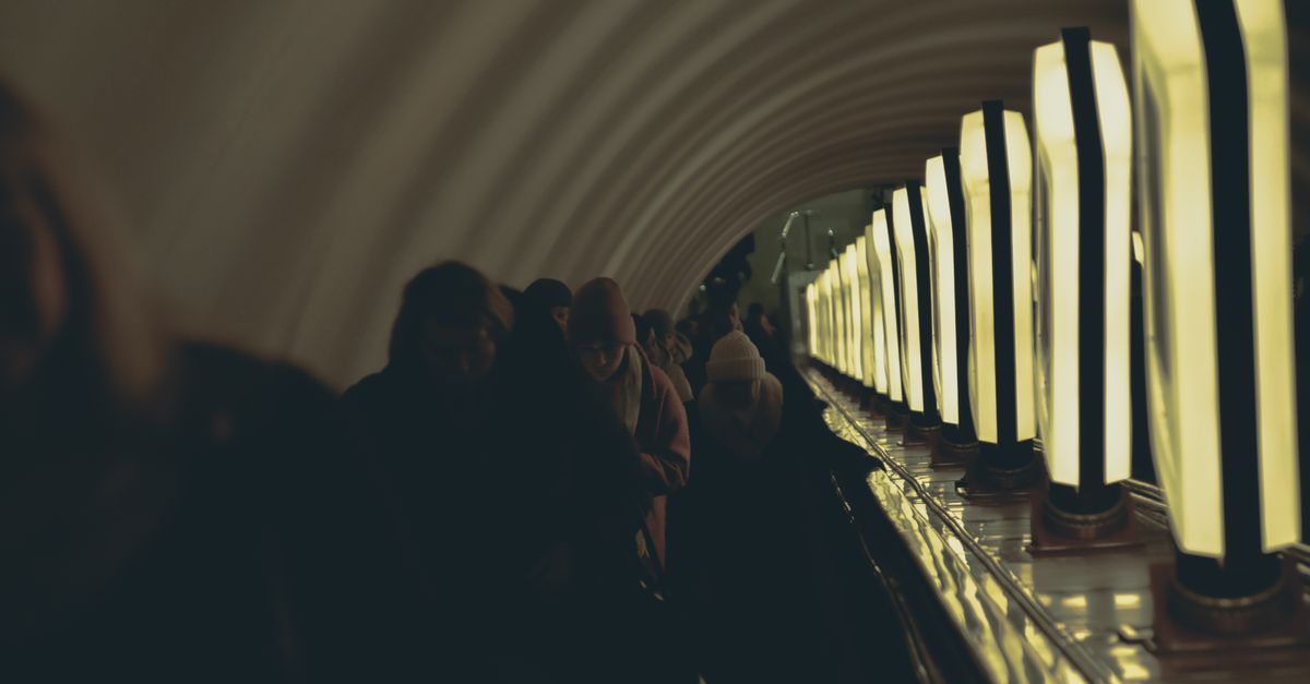 Rudal Rusia Kembali Guncang Kyiv, Warga Ukraina Berlindung di Metro