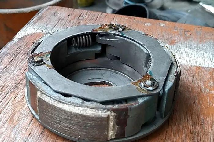 Kapan Waktu Terbaik Mengganti Kampas Ganda Motor Matic? Ini Ciri-Cirinya