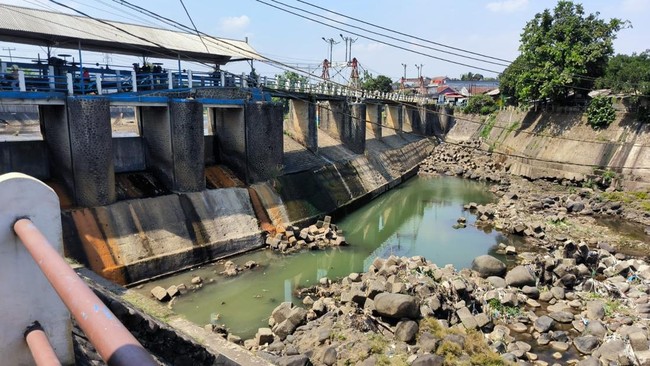 Imbas Kemarau Ekstrem Tinggi Muka Air Bendung Katulampa 0 Cm, Batuan Dasar Sungai Mulai Terlihat