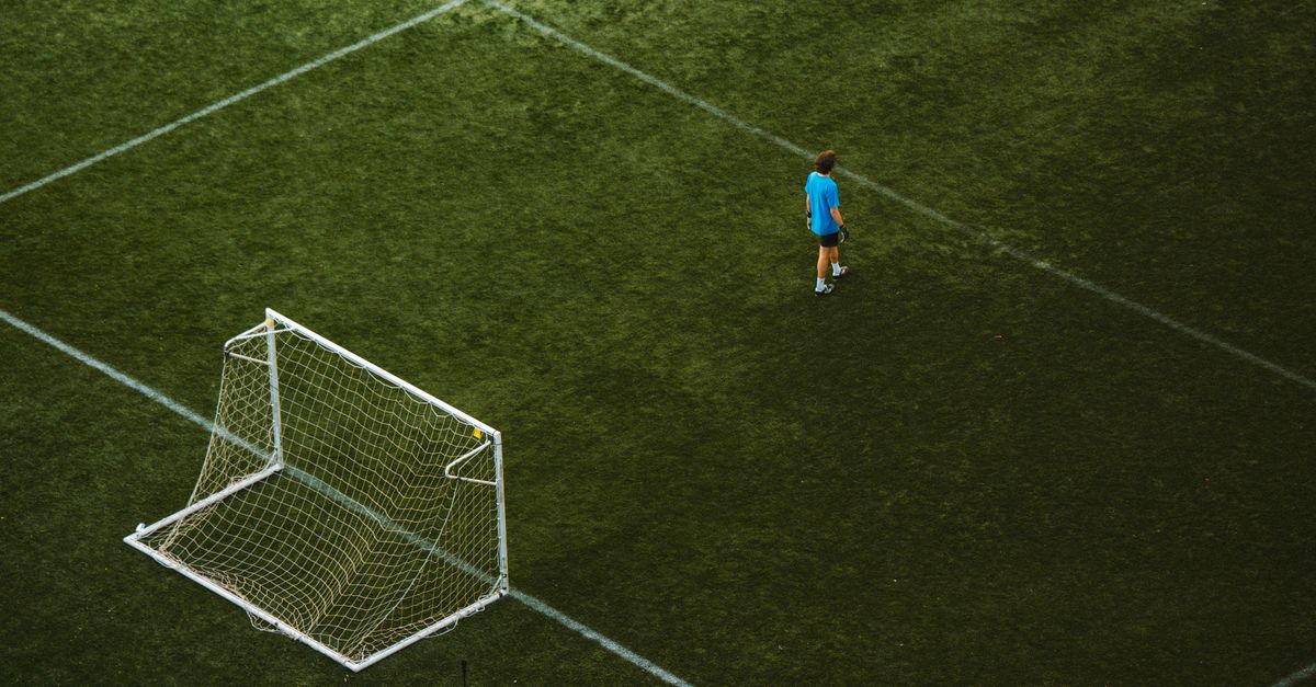 Gejolak Lapangan Hijau dan Angin Kencang di Arena Bulu Tangkis