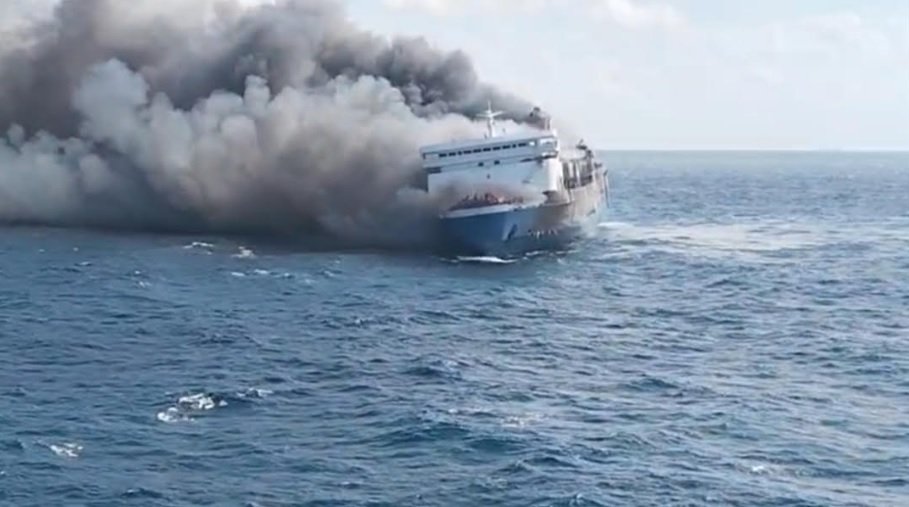 Tragedi Laut Jawa: Kapal Feri Mutiara Sentosa II Terbakar, 5 Tewas dan 37 Penumpang Masih Hilang