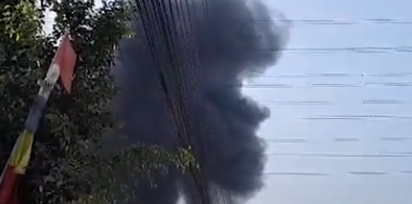 Mencekam di Hari Libur, Dua Gudang ATK Kaliabang Ludes Terbakar, Damkar Berhasil Selamatkan SPBU dan Sekolah dari Amukan Api