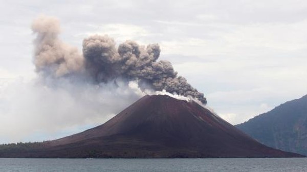 Gunung Anak Krakatau Kembali Erupsi, Semburkan Kolom Abu Vulkanik Kelabu di Atas Puncak