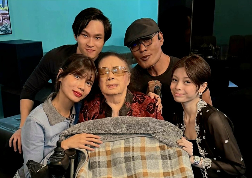 Momen Haru Deddy Corbuzier Melepas Sang Ibunda, Ditemani Keluarga di Tengah Suasana Duka