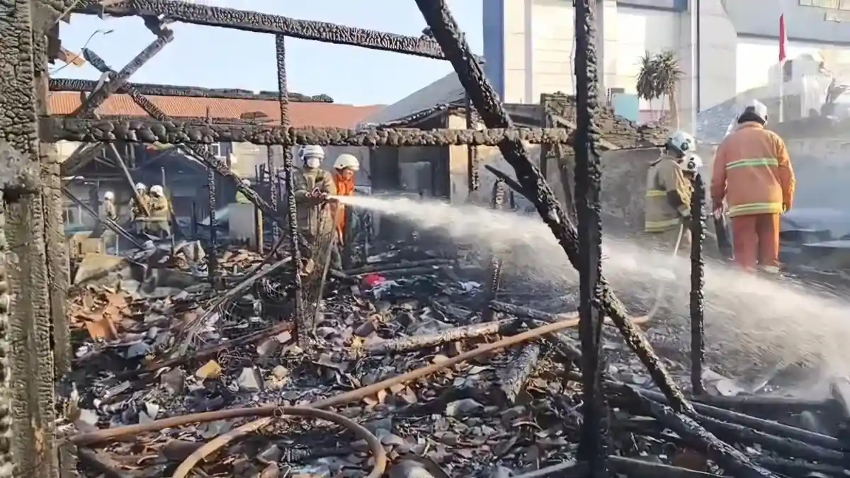 Asrama Polisi di Semarang Utara Terbakar Hebat, Bangunan Kini Tinggal Puing