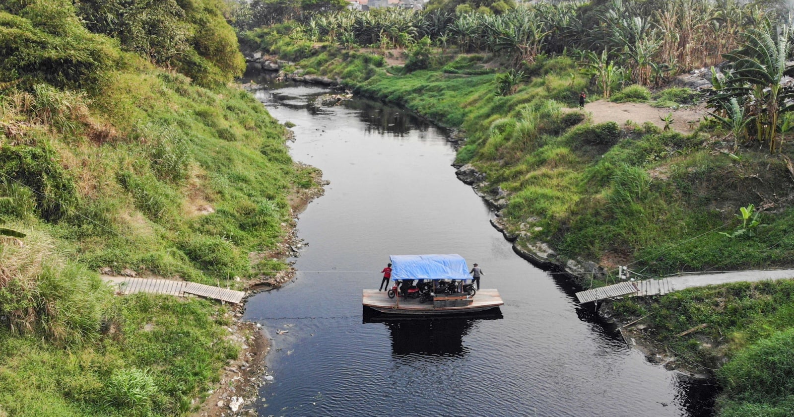 Air Sungai Cileungsi Menghitam Pekat dan Berbau Menyengat, Diduga Kuat Tercemar Limbah Industri