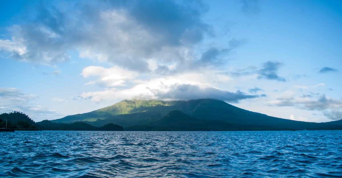 Fenomena Geologi Anak Krakatau: Kemunculan Daratan Baru dan Kewaspadaan Regional