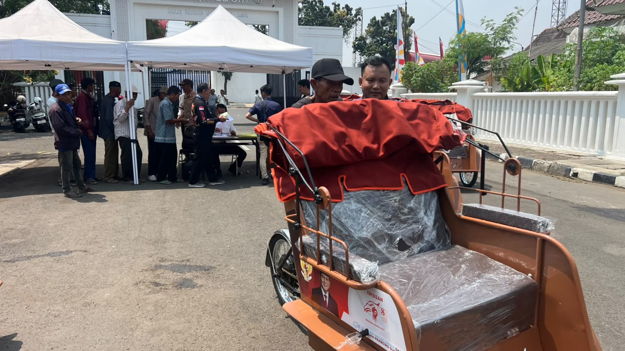 Presiden Jokowi Serahkan 220 Becak Listrik Bantuan Prabowo untuk Warga Karawang, Dorong Transisi Energi Hijau di Sektor Transportasi