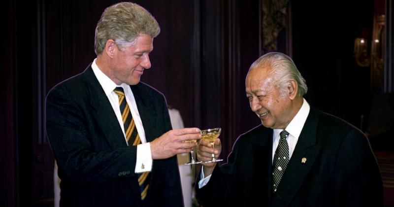 Ekonom AS Tuding Bill Clinton Sengaja Biarkan Rupiah Ambruk dan Soeharto Lengser