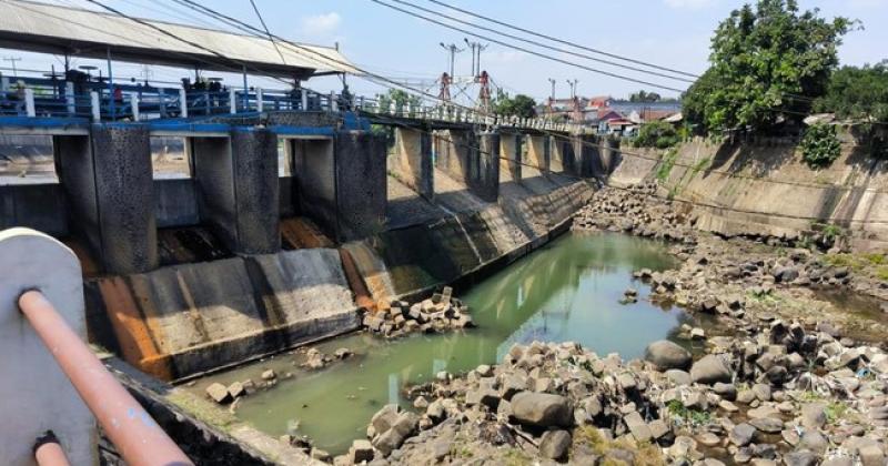 Imbas Kemarau Ekstrem Tinggi Muka Air Bendung Katulampa 0 Cm, Batuan Dasar Sungai Mulai Terlihat