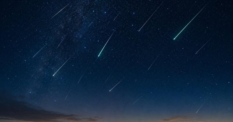 Siapkan Kamera Anda! Fenomena Langka Hujan Meteor 'Super Perseid' Hiasi Langit Malam Ini