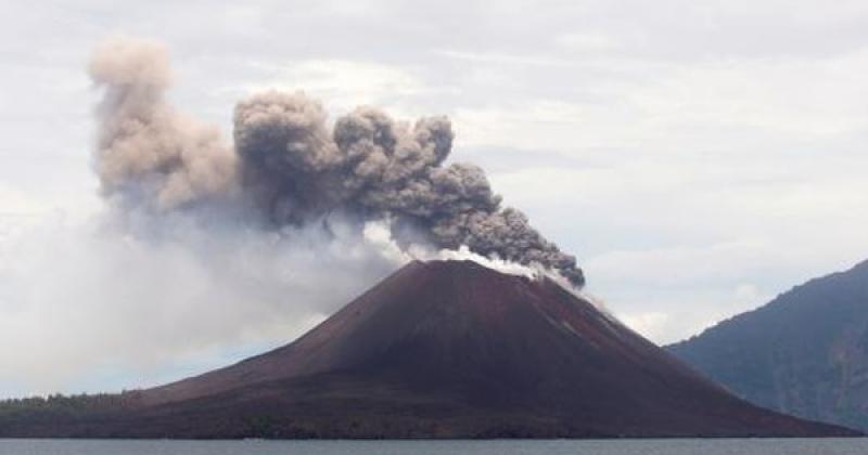 Gunung Anak Krakatau Kembali Erupsi, Semburkan Kolom Abu Vulkanik Kelabu di Atas Puncak