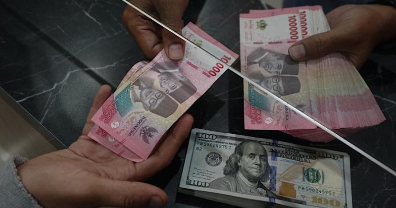 Gerak Rupiah Dibayangi Harga Minyak yang Kembali Tembus US$100